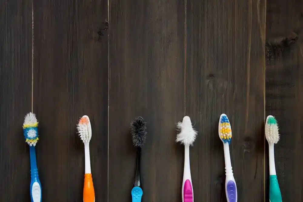 Cuándo cambiar los cepillos de dientes, cómo limpiarlos y guardarlos